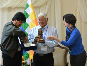Evo Morales - Award to LP - Defender of His People and of Mother Earth - Lenny Foster Accepts 20151012